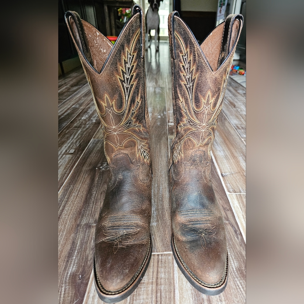 Justin women's cowboy boots size 8.5 D - run big